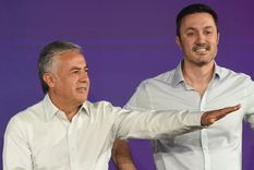 Alfredo Cornejo celebra la victoria junto a Luis Petri.&nbsp;
