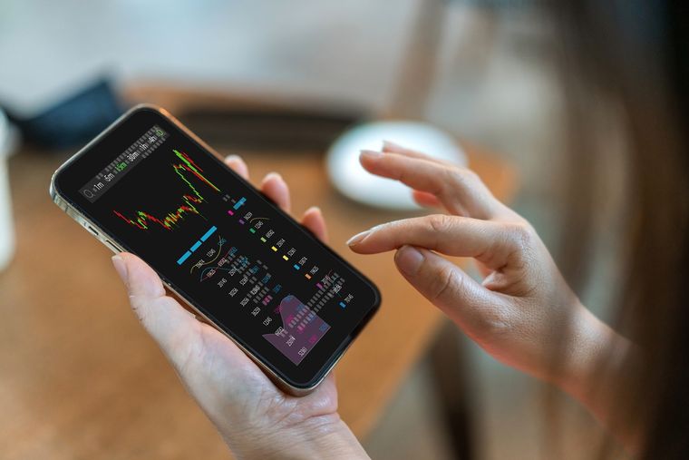 Configurar la seguridad en las criptomonedas previene accesos no autorizados a tus fondos digitales. Configurar la seguridad en las criptomonedas previene accesos no autorizados a tus fondos digitales.