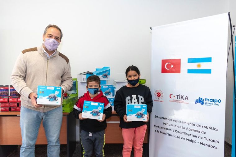 Stevanato, concretando la puesta en amrcha de un nuevo espacio tecnológico. Foto: Municipalidad de Maipú