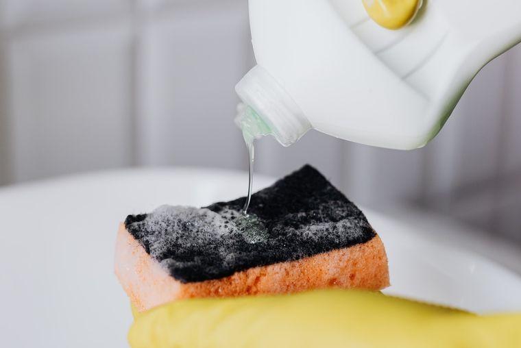 Se puede desinfectar la esponja utilizando una fruta. Foto: Shutterstock