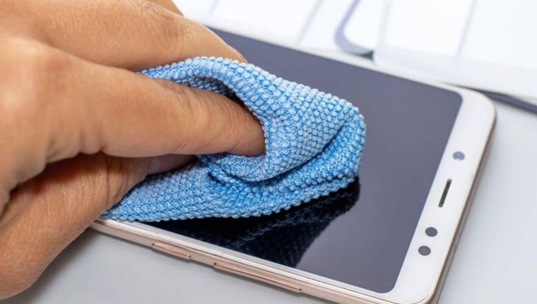 Cómo limpiar correctamente tu teléfono móvil (Shutterstock).