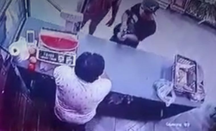 El intento de robo quedó registrado por las cámaras de seguridad del comercio. Foto: Captura de pantalla