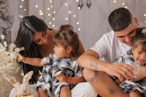 El árbol de Navidad se convirtió en el escenario perfecto para celebrar el milagro de la vida. El árbol de Navidad se convirtió en el escenario perfecto para celebrar el milagro de la vida.