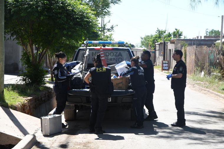 Personal de la Policía Científica arribando a la escena del crimen.  Personal de la Policía Científica arribando a la escena del crimen.