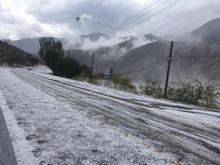 Granizo La tempestad comenzó con una fuerte caída de granizo.