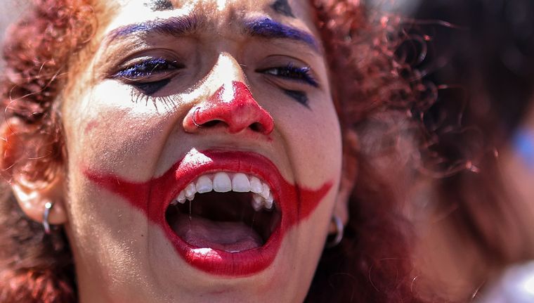 Una mujer participa de una marcha este miércoles en la ciudad de Buenos Aires. Foto: EFE