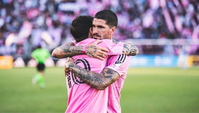 Si bien se dijo que viajarían hoy, Lionel Messi y Rodrigo De Paul no formaron parte de la delegación que se trasladó a Carolina del Norte. Si bien se dijo que viajarían hoy, Lionel Messi y Rodrigo De Paul no formaron parte de la delegación que se trasladó a Carolina del Norte. 