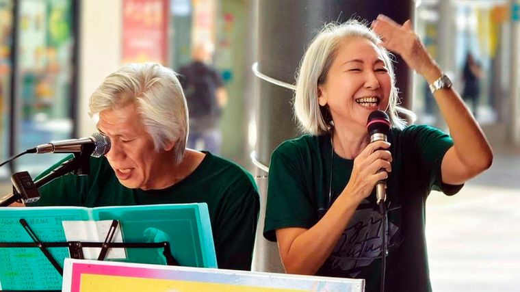 Silver Hype. Gillian Goh y Davidson Teo son dos jubilados de Singapur que tocan en la calle.