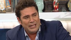 Martina Vignolo y Roberto Peña acompañaron a Matías Alé en el difícil momento tras la función. / Captura TV