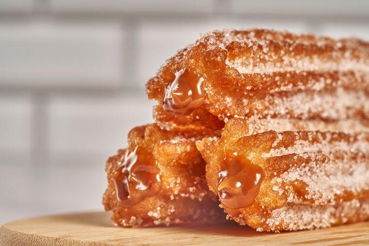La receta de churros rellenos con dulce de leche es una evolución moderna del churro tradicional, pensada para los más golosos. La receta de churros rellenos con dulce de leche es una evolución moderna del churro tradicional, pensada para los más golosos.