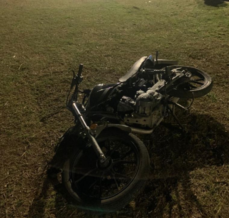 Así quedó la moto del joven que huía de la policía, chocó y murió en La Plata Foto: X @Hechosanderecho