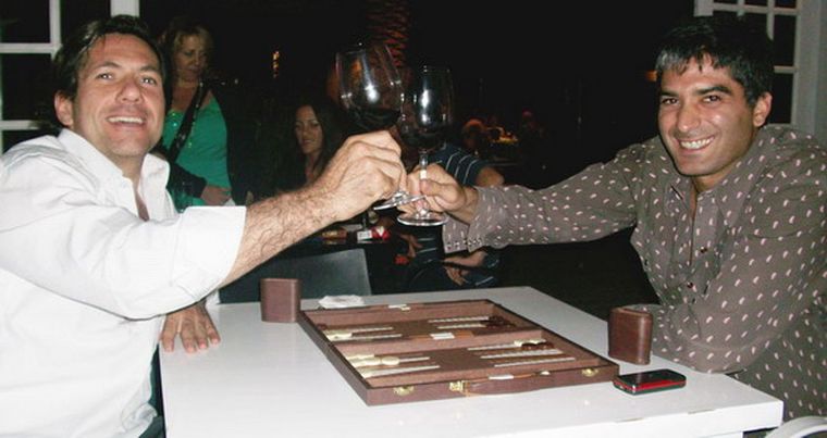 Brindis de colegas antes de competir, entre Lorenzo Franciosi y Sebastián Gantuz. Foto: Gentileza