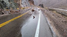 La lluvia y los desprendimientos complican la circulación en alta montaña. Vialidad trabaja en el lugar para despejar la ruta. La lluvia y los desprendimientos complican la circulación en alta montaña. Vialidad trabaja en el lugar para despejar la ruta.