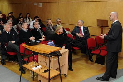 MDZol | Histórico. El doctor Cremaschi presenta a su par Daniel Nijensohn (der.), quien disertó sobre la lobotomía de Eva. Participaron entre otros el decano de Ciencias Médicas, doctor Roberto Vallés (izq) Foto: Alf Ponce / MDZ