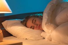 Dormir con las luces encendidas tiene fuertes consecuencias (Shutterstock).