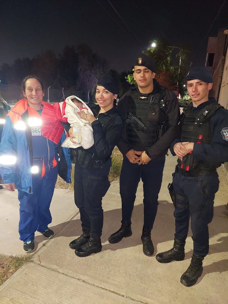 La beba en manos de la Policía Foto: Gentileza