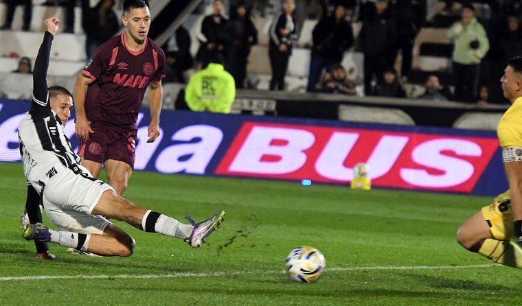 Agustín Módica define para el 1-0 de Gimnasia en una noche pasada por agua.&nbsp;