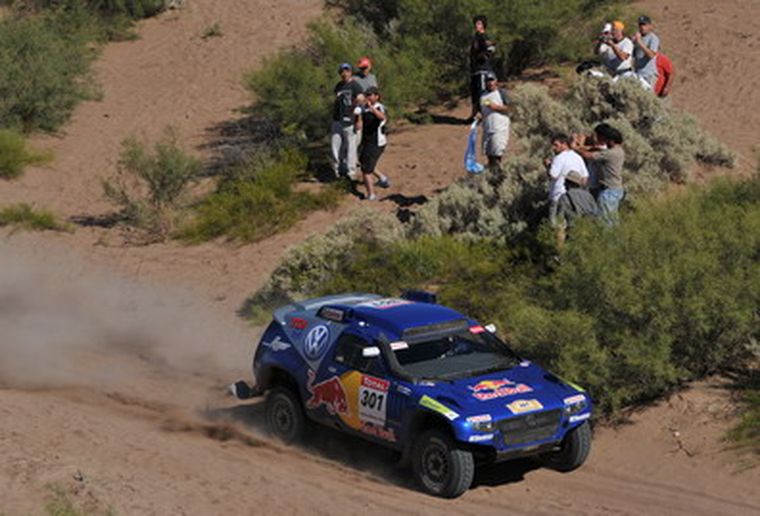 Carlos Sainz, por el desierto lavallino. Foto: Nacho Gaffuri/ MDZ