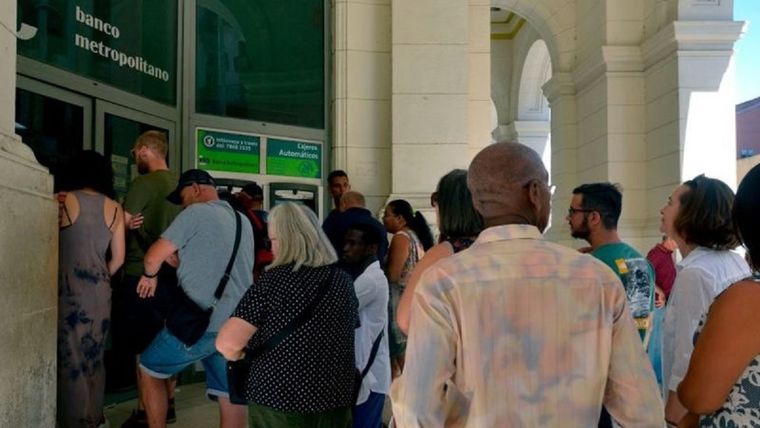 Turistas extranjeros no podrán usar dólares en los bancos de Cuba para obtener moneda local. Foto: GETTY IMAGES
