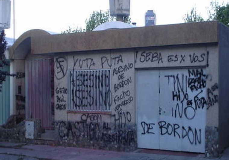 Así lucía el frente de la casa del ex comisario, luego del escrache. Foto: Gentileza