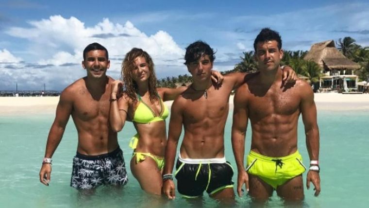 Los cuatro hermanos presumen sus vacaciones con cuerpos esculturales.