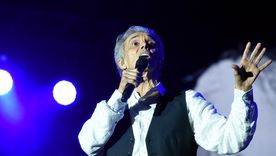 El cantautor sacó un recuerdo del baúl. El cantautor sacó un recuerdo del baúl.