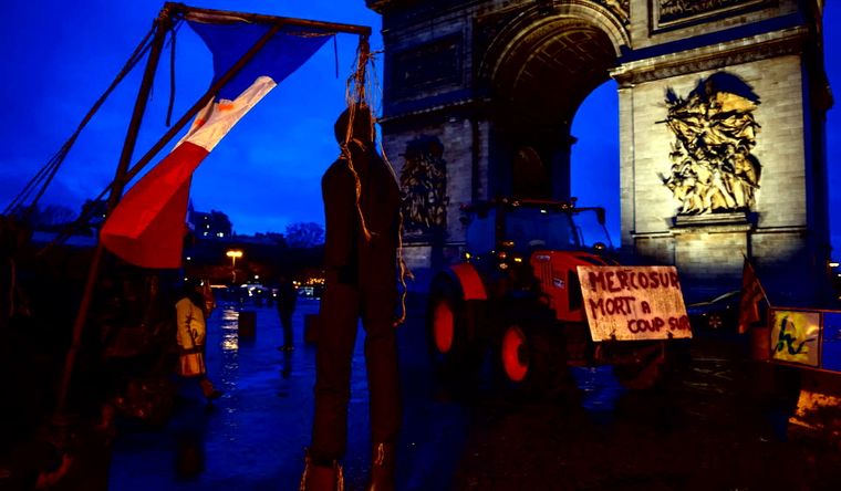 Tractores en París: protestas de agricultores de la Unión Europea por el acuerdo con el Mercosur. Foto Efe&nbsp;