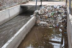 buscan endurecer multas por basura en acequias: aceptaran videos y pagaran la limpieza