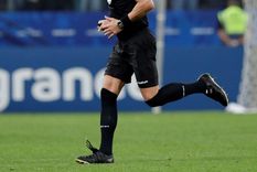 ¡increible!: el arbitro deja en ridiculo con su velocidad a los defensores suizos