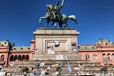 Las piedras colocadas a los pies de la estatua ecuestre de Manuel Belgrano, homenaje que sería profanado durante el Día de la Lealtad siguiente
