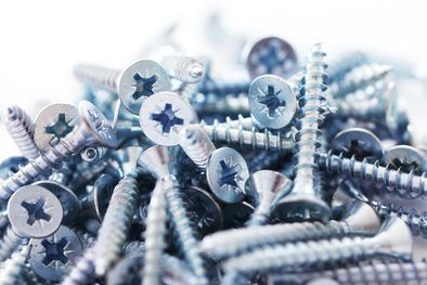 MDZol | Un viejo tornillo lloraba en silencio mientras se lamentaba. Foto: Freepick.