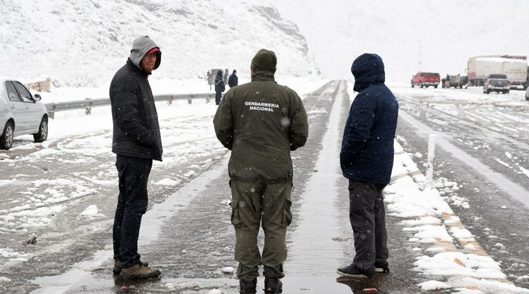 Un tramo de la Ruta 7 quedó inhabilitado y más de 30 vehículos tuvieron que esperar 9 horas en el puesto Los Árboles Foto: ALF PONCE MERCADO / MDZ