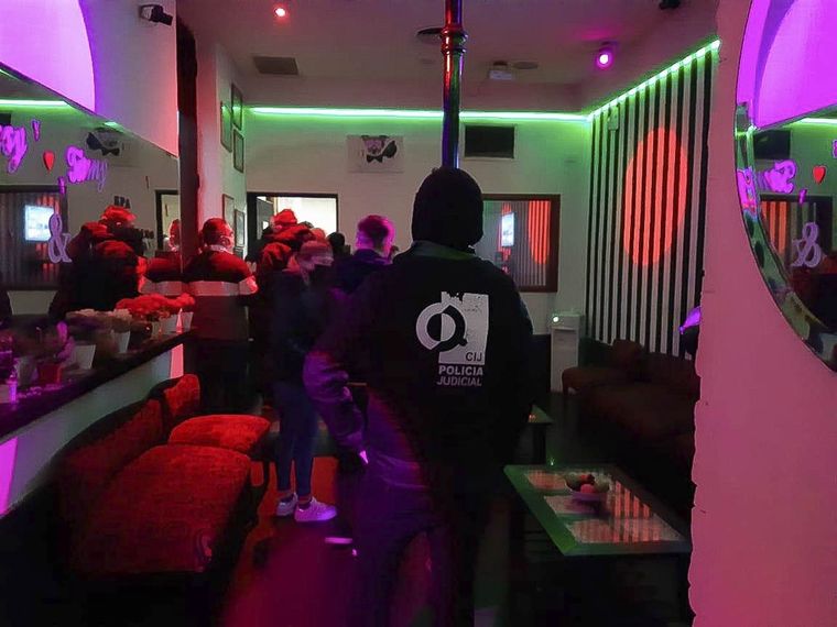 Vecinos habían denunciado ruidos molestos y la policía allanó el lugar