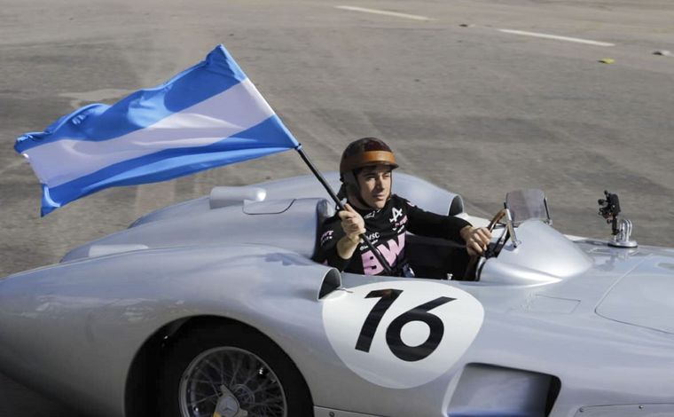 Franco Colapinto condujo una réplica del legendario Mercedes-Benz W196 de Juan Manuel Fangio en Buenos Aires.