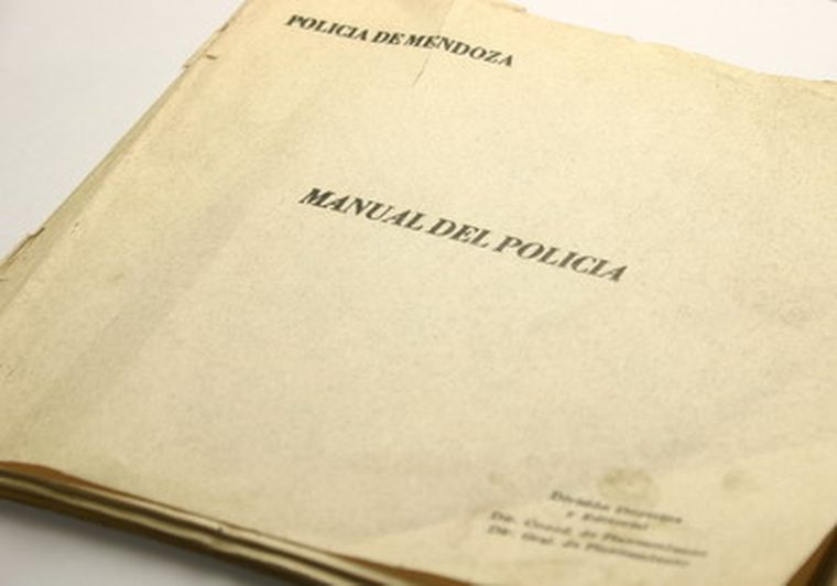 El polémico manual editado en 1990. Foto: Gerardo Gómez / MDZ