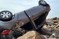 Una mujer de 50 años cayó por un acantilado con su auto y golpeó contra las piedras, en Mar del Plata. Foto: Gentileza 0223 Una mujer de 50 años cayó por un acantilado con su auto y golpeó contra las piedras, en Mar del Plata. Foto: Gentileza 0223