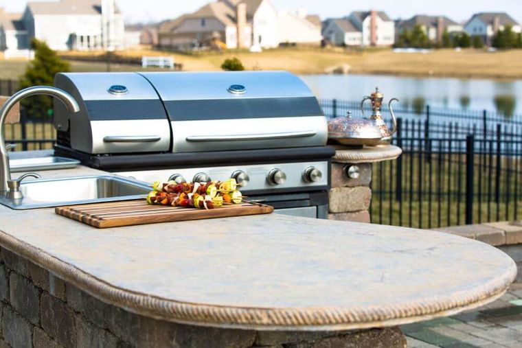 Una encimera es importante en una cocina exterior porque allí se colocarán los utensilios y se prepararán las comidas. Foto: fitzfishponds.com Una encimera es importante en una cocina exterior porque allí se colocarán los utensilios y se prepararán las comidas. Foto: fitzfishponds.com