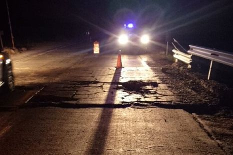 El puente sobre el arroyo Los Puquios presenta daños y obligó a realizar un desvío preventivo.