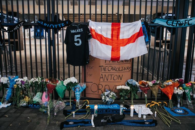 Los fanáticos del Charlotte armaron un santuario en el ingreso al estadio para rendirle homenaje. Foto: @CharlotteFC