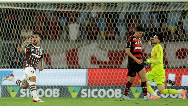 Noche de terror para Agustín Rossi en el clásico entre Flamengo y Fluminense.