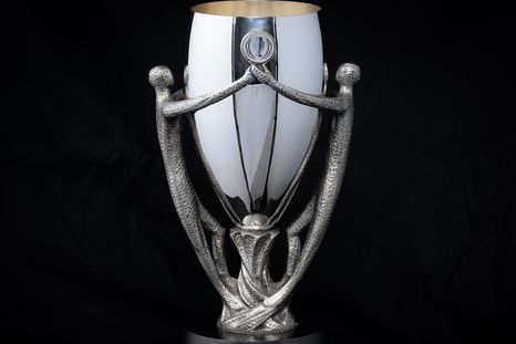 El trofeo de la Finalissima representa la unión de la Conmebol y la UEFA. El trofeo de la Finalissima representa la unión de la Conmebol y la UEFA.