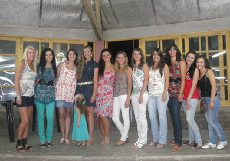 Las ex reinas se reunieron con las candidatas al cetro departamental. Foto: Municipalidad de Tunuyán