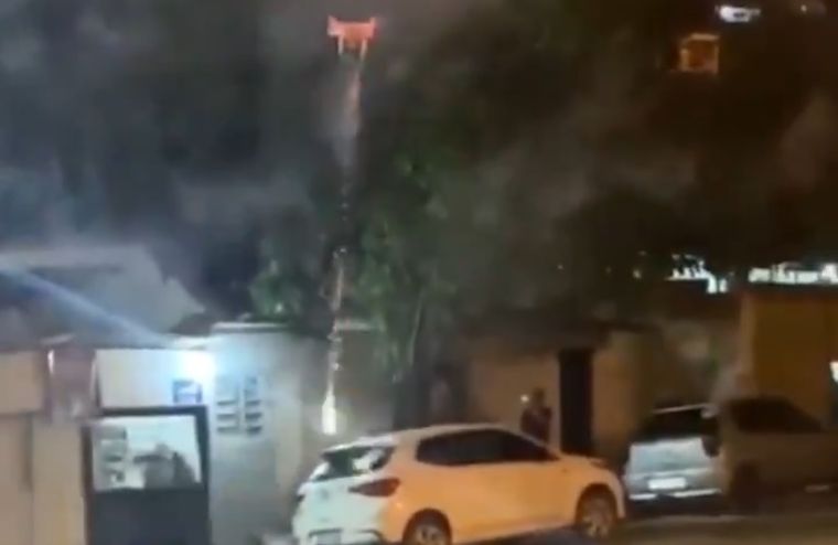 Uno de los momentos en que dron dispara fuegos artificiales hacia la fiesta