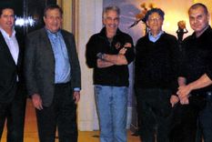 En la foto: James E. Staley, senior executive de la banca JP Morgan; el ex secretario del Tesoro de los EEUU, Lawrence Summers; el proxeneta Jeffrey Epstein; el fundador de Microsoft, Bill Gates; y Boris Nikolic, asesor científico de la Bill and Melinda Gates Foundation. Foto: KontraInfo.