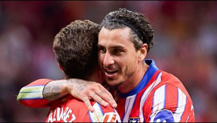 José María Giménez se abraza con su compañero Julián Álvarez en un partido del Atlético de Madrid. El viernes serán rivales. Foto: Archivo