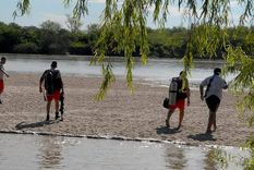 El joven fue arrastrado por la corriente cuando intentaba cruzar hacia una isleta
