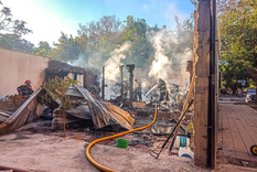 El trabajo de Bomberos para sofocar el incendio de Las Heras Foto: Emilce Vargas Ferrara/MDZ con Moto G24 Power