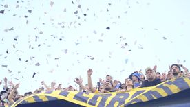En plena entrada en calor, los hinchas de Boca recibieron al plantel de River de una manera especial. Puro folklore. En plena entrada en calor, los hinchas de Boca recibieron al plantel de River de una manera especial. Puro folklore.