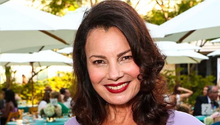 A los 64 años Fran Drescher apuesta por las flores y no se equivoca. Le suman un toque de color y frescura a sus looks. Foto: Instagram