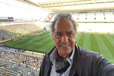 Daniel Scioli, en la cancha, minutos antes de que suspendieran el partido
